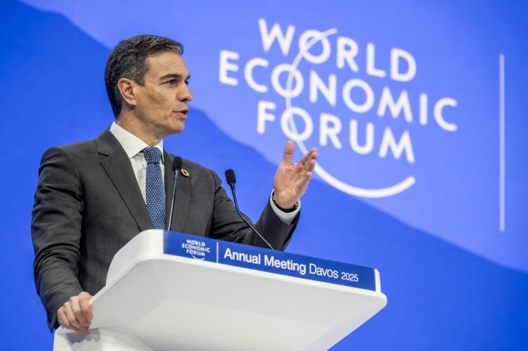 西班牙首相呼吁社交媒体实名制 称算法毒害社会2025年1月22日，西班牙首相佩德罗·桑切斯在瑞士达沃斯举行的世界经济论坛年会上发表演讲，呼吁终结社交媒体匿名制，并推动实名制以打击虚假信息、仇恨言论和网络犯罪
