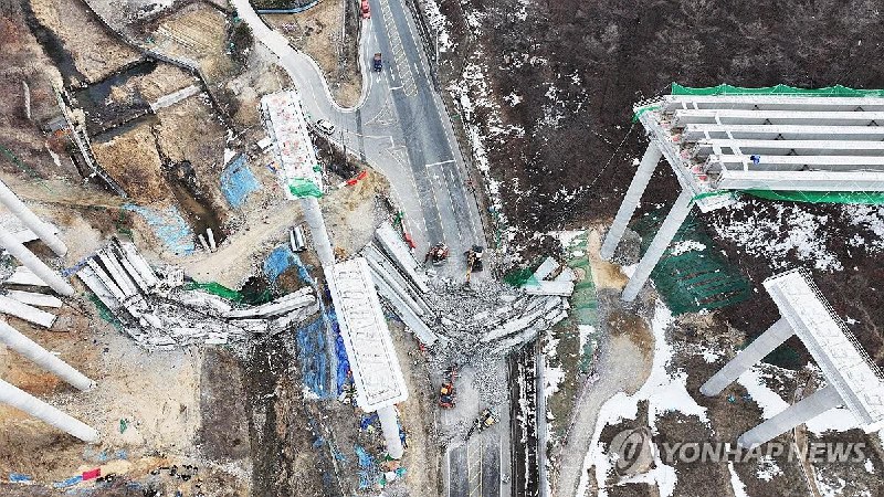 韩高速公路工地坍塌事故致4死6伤 含3名中国人当地时间2月25日上午9时49分，韩国首尔世宗高速公路天安—安城区段一处桥梁工地发生坍塌事故，造成4人遇难、6人受伤，其中2名中国人遇难，1名中国人受伤