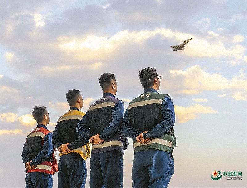 空军航空兵某旅开展跨昼夜实弹射击训练空军航空兵某旅开展跨昼夜实弹射击训练