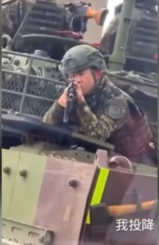 据台媒体，2月27日，台军一辆云豹装甲车在红灯等候期间，部署士兵持枪瞄准平民，平民驾驶员高喊“我投降”，引发军纪混乱与过度紧张争议