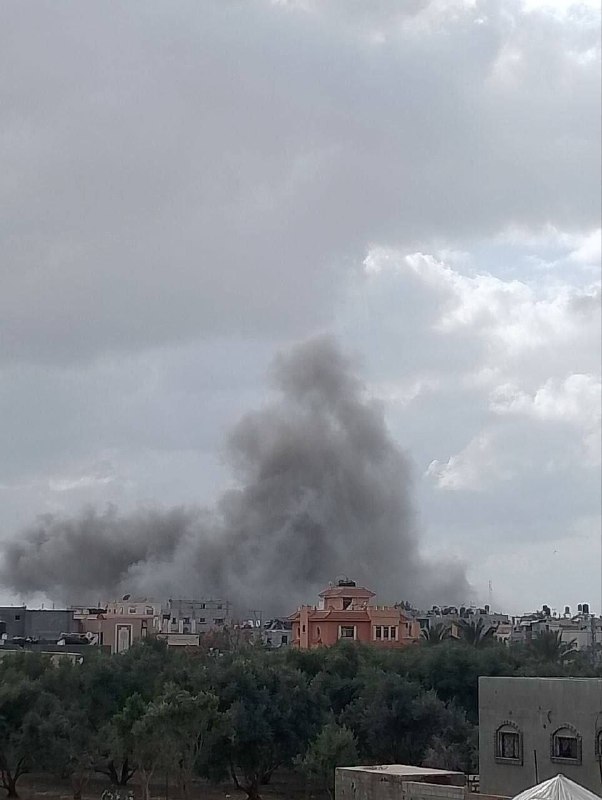 以色列战机轰炸加沙地带南部汗尤尼斯市东部的一栋居民楼，造成至少6人死亡，包括儿童在内的超过10人受伤