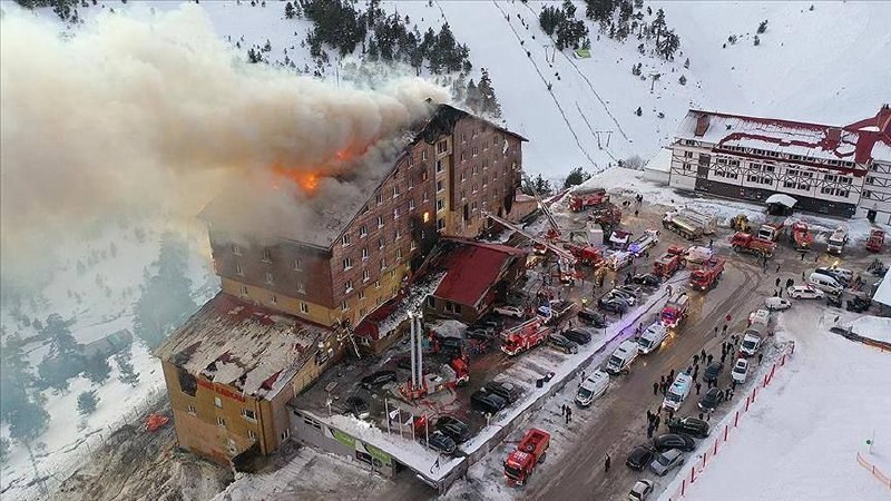土耳其滑雪中心酒店火灾致76死51伤2025年1月21日凌晨3时30分许，土耳其北部博卢省卡塔尔卡亚滑雪中心一家12层酒店发生火灾，造成至少76人死亡、51人受伤，52名遇难者身份已确认