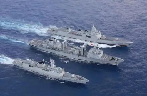中国海军舰艇编队现身澳大利亚近海进行远洋训练近日，中国海军055型驱逐舰“遵义”号、054A型护卫舰“衡阳”号及903型综合补给舰“微山湖”号组成的舰艇编队，在远洋训练期间航行至澳大利亚专属经济区（EEZ）附近海域