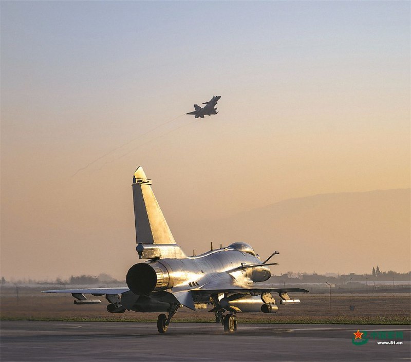 空军航空兵某旅开展跨昼夜实弹射击训练空军航空兵某旅开展跨昼夜实弹射击训练