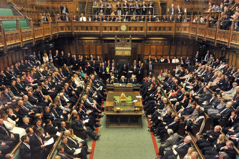 英国Z世代对现行政治体制不满，支持激进变革《泰晤士报》调查显示，52%的英国Z世代（出生于1990年代中期至2010年代初的一代人）认为，如果由一位不需要经过议会和选举的“强力领导人”执政，英国会变得更好；33%的人表示，军队接管会让国家更好；47%的人认为，英国社会需要通过革命实现彻底变革