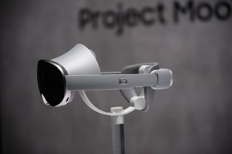 三星 Project Moohan XR 头显亮相，运行 Android XR 系统三星在 Galaxy Unpacked 大会上首次展示 Project Moohan XR 头显，该设备由三星与谷歌合作开发，运行专为头显设计的 Android XR 系统，标志着两家公司在扩展现实（XR）领域的深度布局