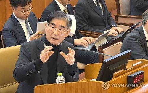 韩国总统尹锡悦出席弹劾案第四次庭审韩国总统尹锡悦于2025年1月23日出席弹劾案第四次庭审，与前国防部长金龙显对质