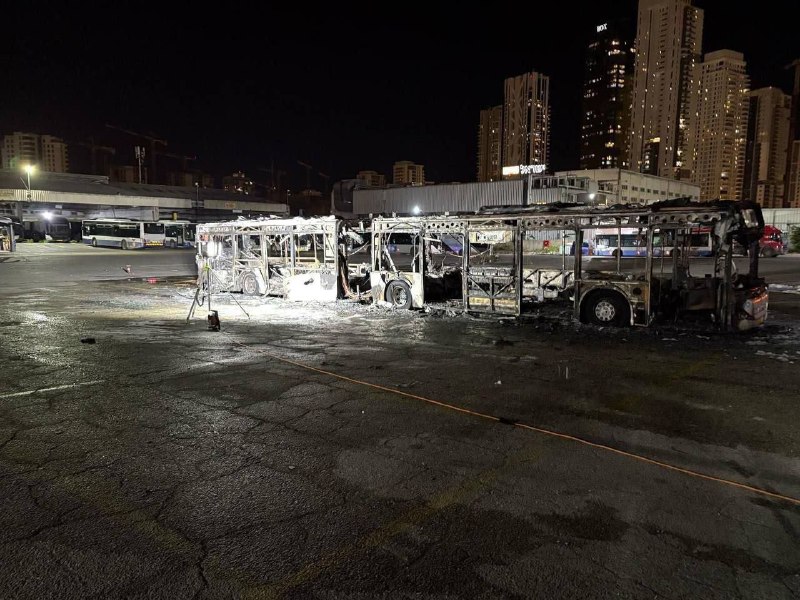特拉维夫发生多起公交车爆炸 以色列提升安全警戒当地时间2月20日晚，以色列中部多地发生公交车爆炸事件，暂无人员伤亡报告