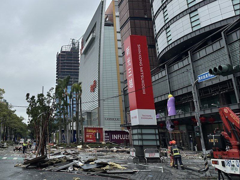 台中新光三越发生爆炸，4人死亡26人受伤2月13日上午11:30，台中知名百货公司新光三越发生剧烈爆炸，导致至少4人死亡、26人受伤