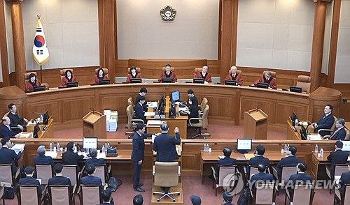 韩国总统尹锡悦出席弹劾案第四次庭审韩国总统尹锡悦于2025年1月23日出席弹劾案第四次庭审，与前国防部长金龙显对质