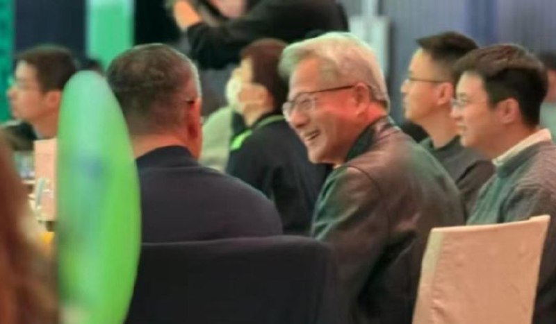黄仁勋现身英伟达北京年会1月19日，英伟达在北京举办迎新年会，创始人兼首席执行官黄仁勋亲自出席，与中国员工共庆佳节