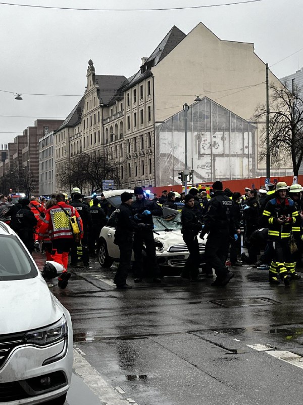 德国慕尼黑发生汽车撞人事件，至少15人受伤当地时间2月13日，德国慕尼黑发生一起汽车冲撞人群的事件，造成至少15人受伤