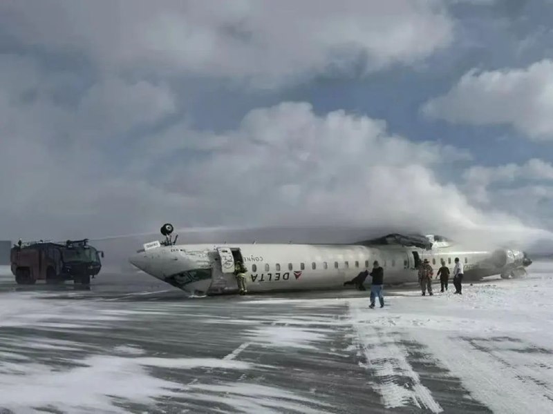 达美航空一客机在多伦多皮尔逊机场失事当地时间2月17日下午，由Endeavor航空运营的达美航空4819航班在多伦多皮尔逊国际机场降落时发生事故，机腹朝上，机翼折断，现场冒出浓烟