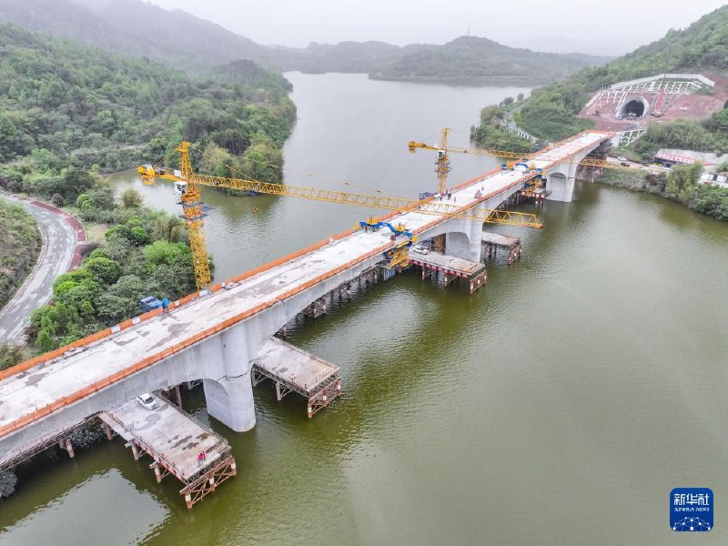 4月12日，由中铁五局承建的成渝中线高铁全线控制性工程玄天湖双线大桥顺利合龙