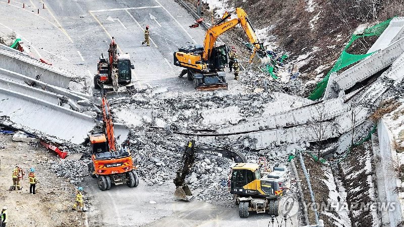 韩高速公路工地坍塌事故致4死6伤 含3名中国人当地时间2月25日上午9时49分，韩国首尔世宗高速公路天安—安城区段一处桥梁工地发生坍塌事故，造成4人遇难、6人受伤，其中2名中国人遇难，1名中国人受伤