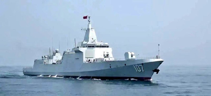 中国海军舰艇编队现身澳大利亚近海进行远洋训练近日，中国海军055型驱逐舰“遵义”号、054A型护卫舰“衡阳”号及903型综合补给舰“微山湖”号组成的舰艇编队，在远洋训练期间航行至澳大利亚专属经济区（EEZ）附近海域