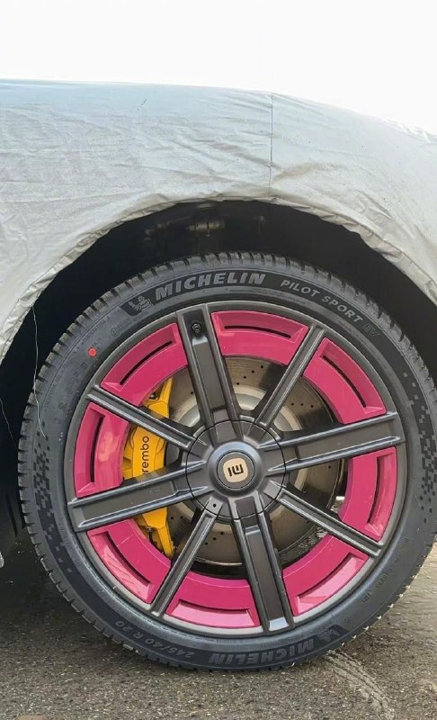 小米SU7 Max璀璨洋红实车曝光 15周年限定色引发热议小米SU7 Max璀璨洋红配色实车曝光，作为15周年限定色，采用亮面车漆设计（洋红底色+红色珠光粉），光线变化下呈现明艳与柔和的双重视觉效果