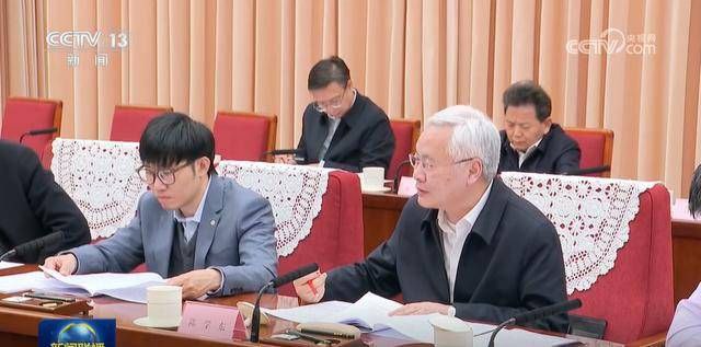 梁文峰发布DeepSeek-R1模型，推动AI技术普惠化并获国家高层关注  2025年1月20日，DeepSeek创始人梁文峰发布了全新AI推理模型DeepSeek-R1