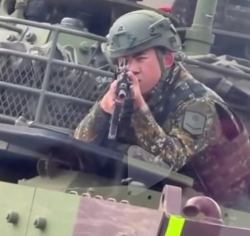 据台媒体，2月27日，台军一辆云豹装甲车在红灯等候期间，部署士兵持枪瞄准平民，平民驾驶员高喊“我投降”，引发军纪混乱与过度紧张争议