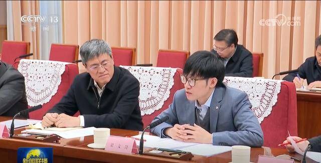 梁文峰发布DeepSeek-R1模型，推动AI技术普惠化并获国家高层关注  2025年1月20日，DeepSeek创始人梁文峰发布了全新AI推理模型DeepSeek-R1