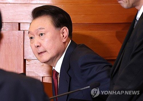 韩国总统尹锡悦出席弹劾案第四次庭审韩国总统尹锡悦于2025年1月23日出席弹劾案第四次庭审，与前国防部长金龙显对质