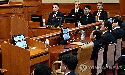 韩国总统尹锡悦出席弹劾案第四次庭审韩国总统尹锡悦于2025年1月23日出席弹劾案第四次庭审，与前国防部长金龙显对质